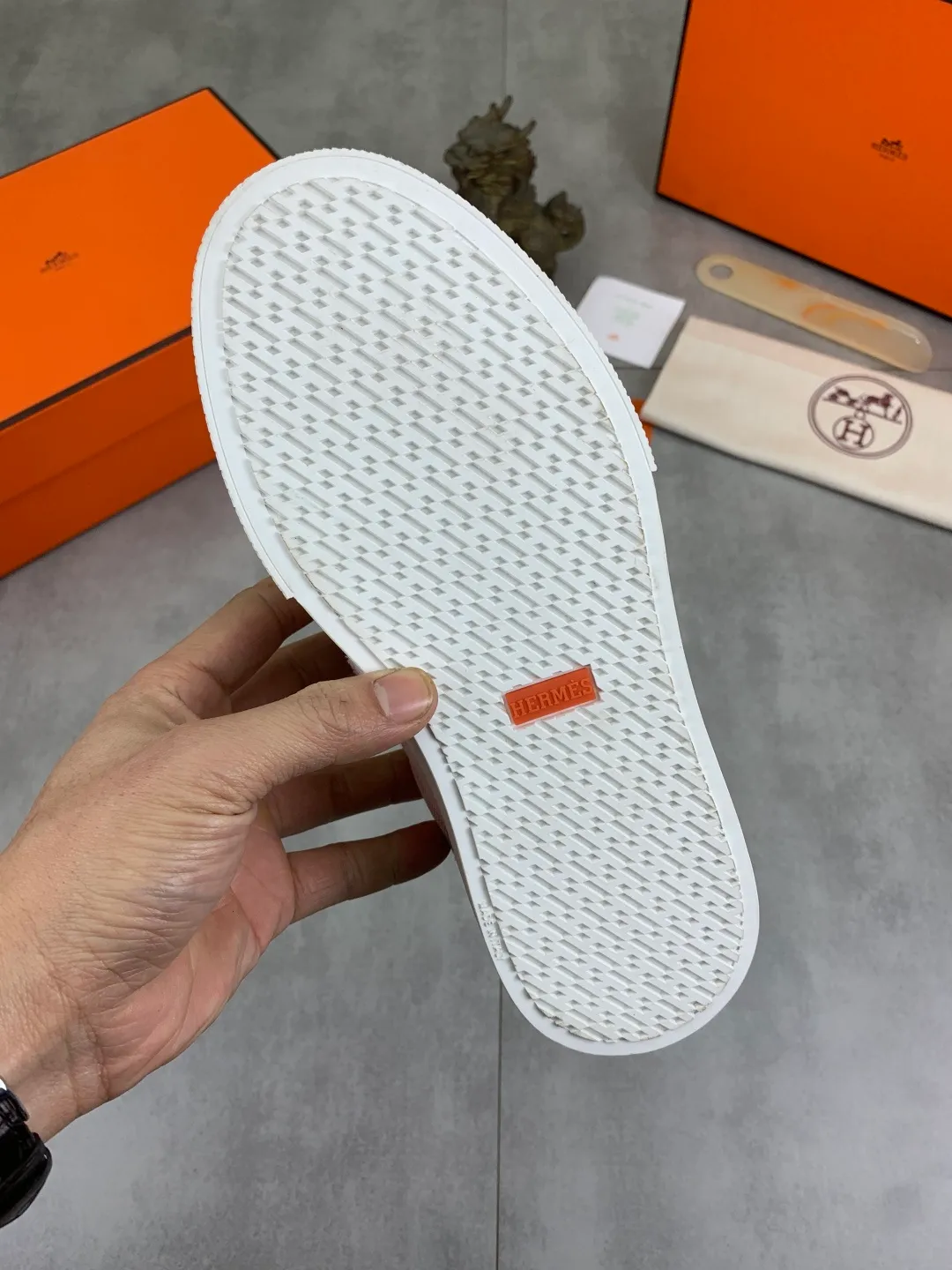 Men's men's shoes 💰P640 New Hermes top version Hermès classic couple style #𝐊𝐞𝐥𝐥𝐲 buckle casual white shoes skateboard shoes that will not conflict with shoes at all. Full of unknowns, Hermès rarely produces flat casual shoes and they are paired with classic palladium-plated Kelly shoe buckles! You'll fall in love with it at first sight. It's super versatile and can be worn with any skirt or pants. 🉑️Close your eyes and wear it. It's super noble. Fabric: Specific cowhide/canvas material. Lining: Sheepskin lining. Outsole: Original molded TPU outsole. Size: 35-45.